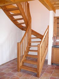 Dřevěné schody lomené