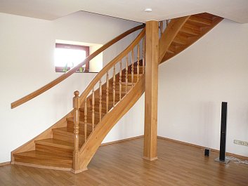 Dřevěné schody lomené