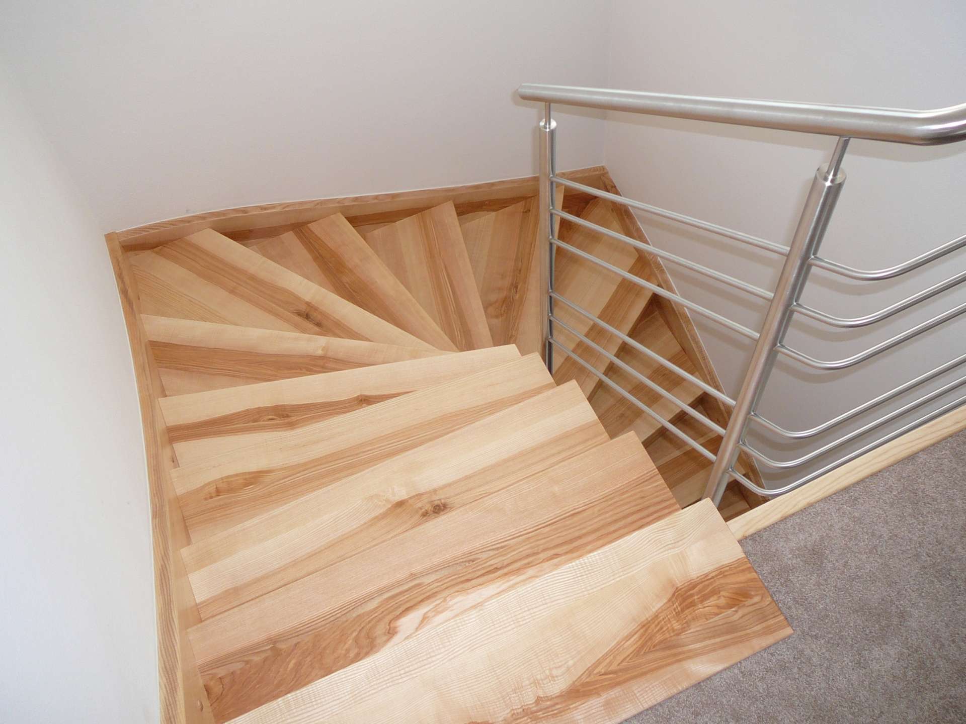 1,2 Lomené schodiště